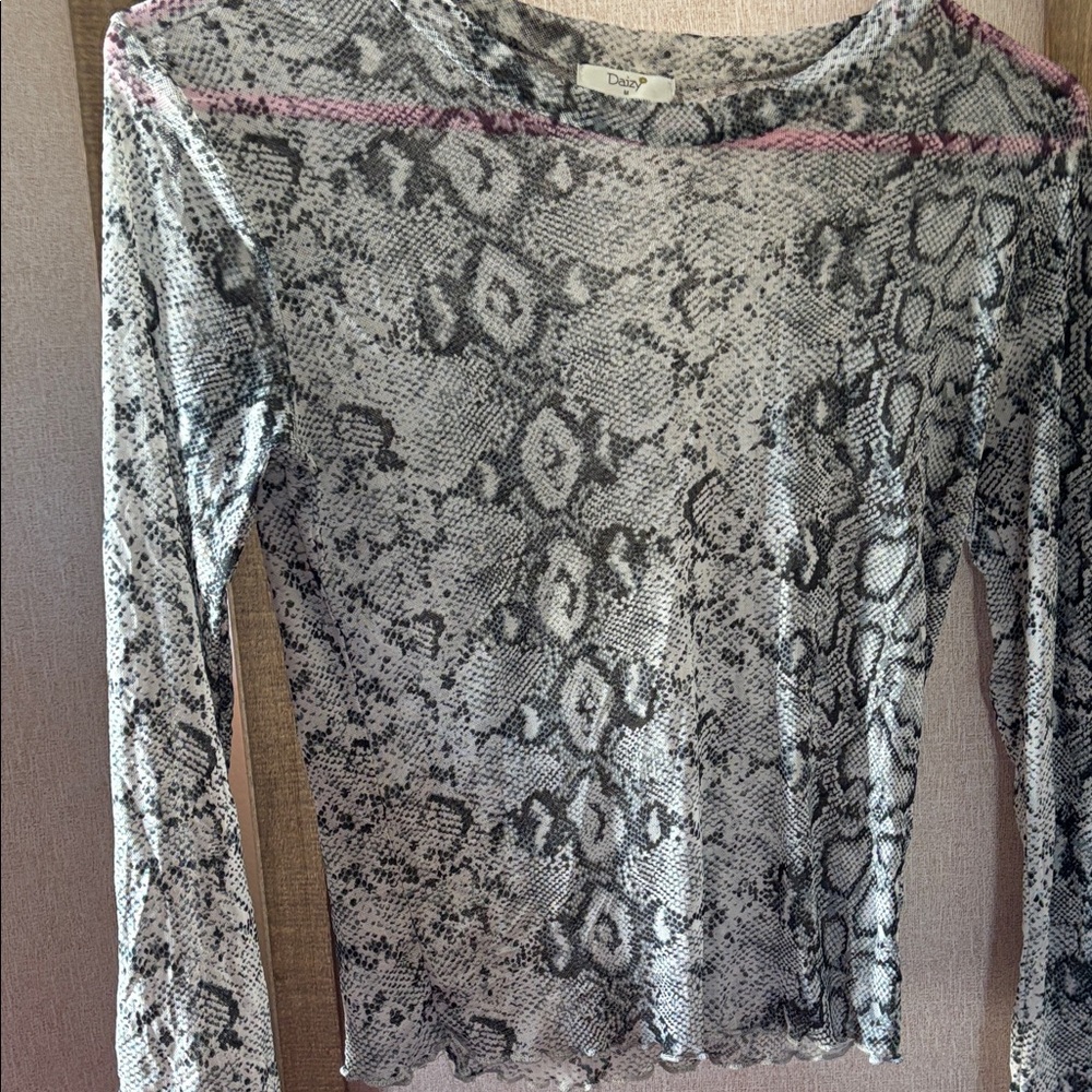 FINAL MARKDOWN Junior Daizy Black and Gray Snake Print Long Sleeve Top
Medium
